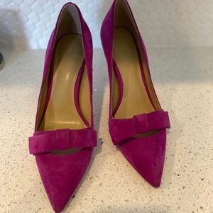 Pink suede pumps with bow